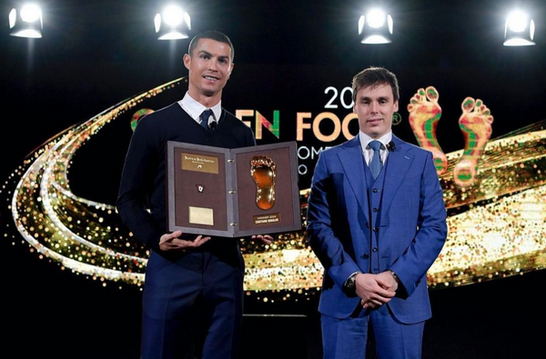 Ronaldo wins Golden Foot Award Ronaldo_golden_foot_2020-8